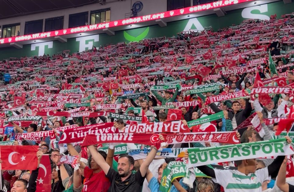Bursa Tribünleri Türkiye – İtalya Maçına Damga Vurdu!